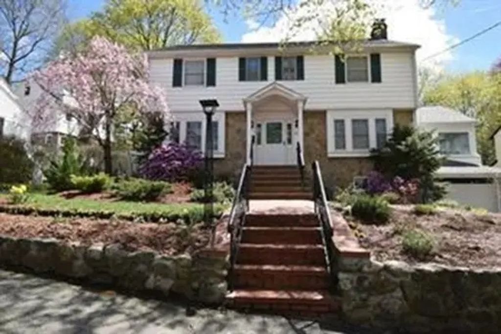 10 Duxbury Rd #10, Newton