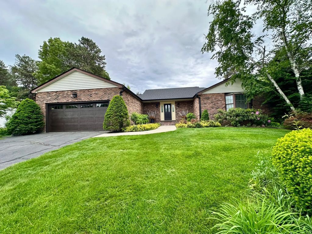 608 Pinewood Dr, Longmeadow