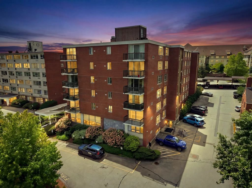 20 Hammond Pond Pkwy #208, Newton