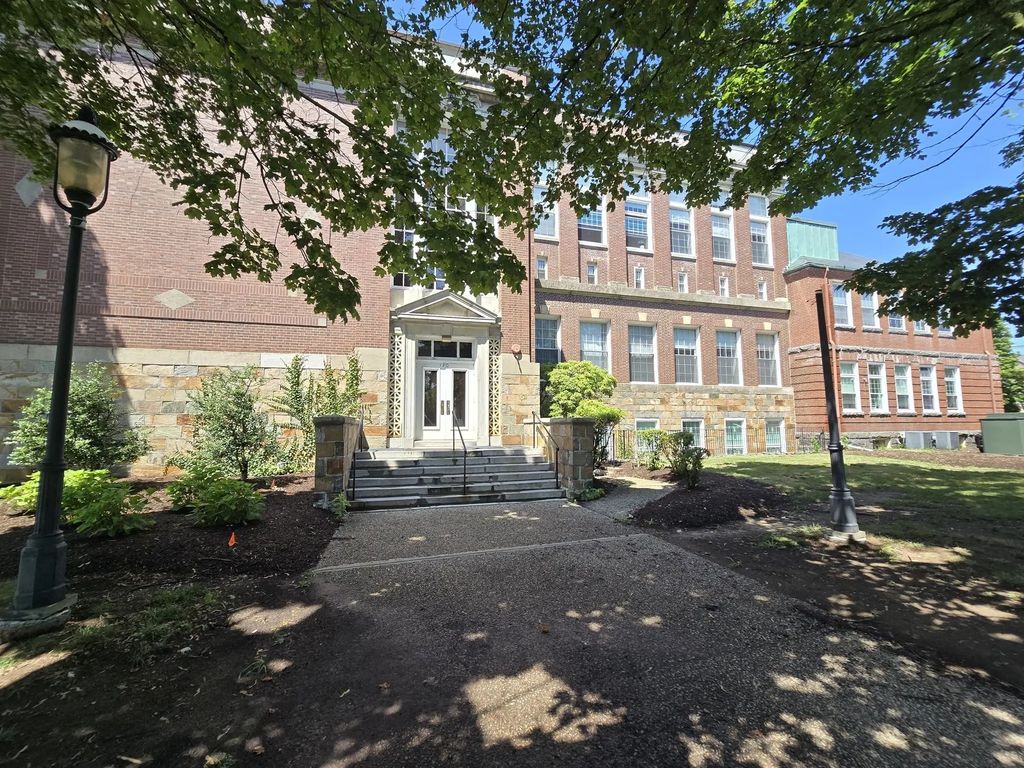 130 Beach St #208, Quincy