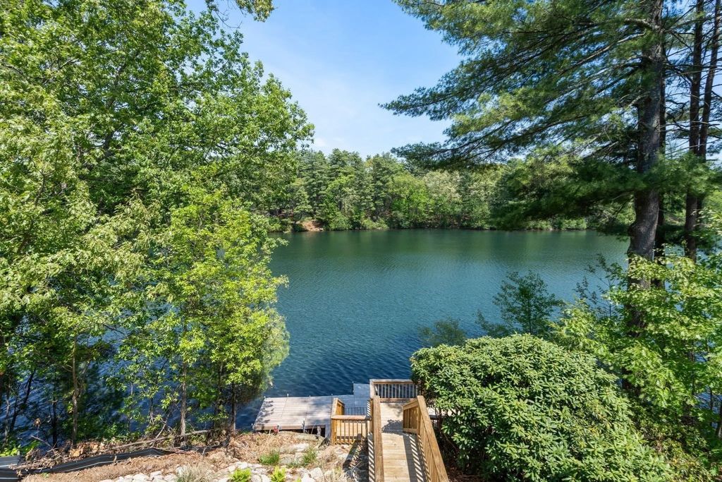 44 Pine Point Rd, Stow
