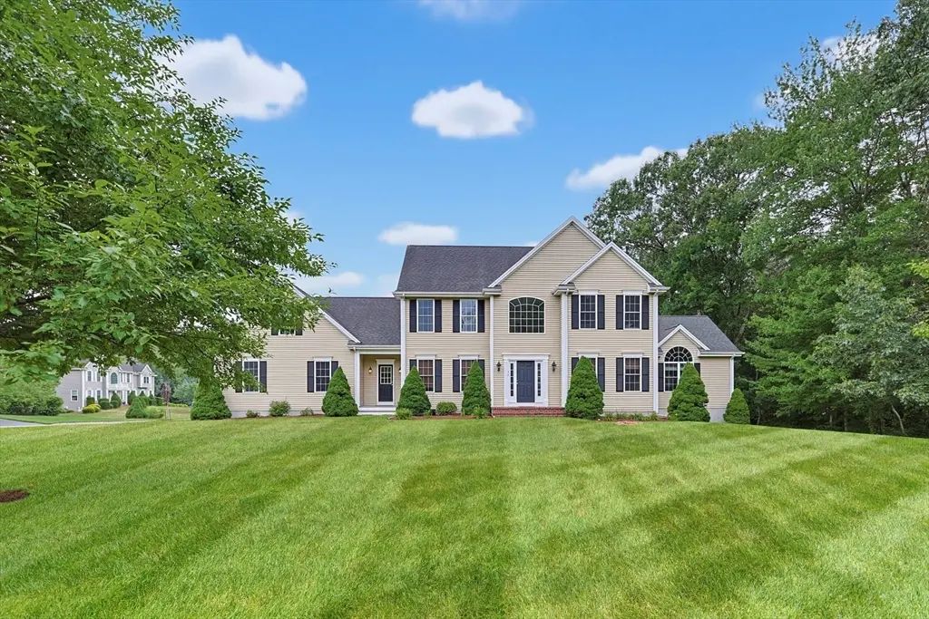 26 Charles W Barth Dr, North Attleboro