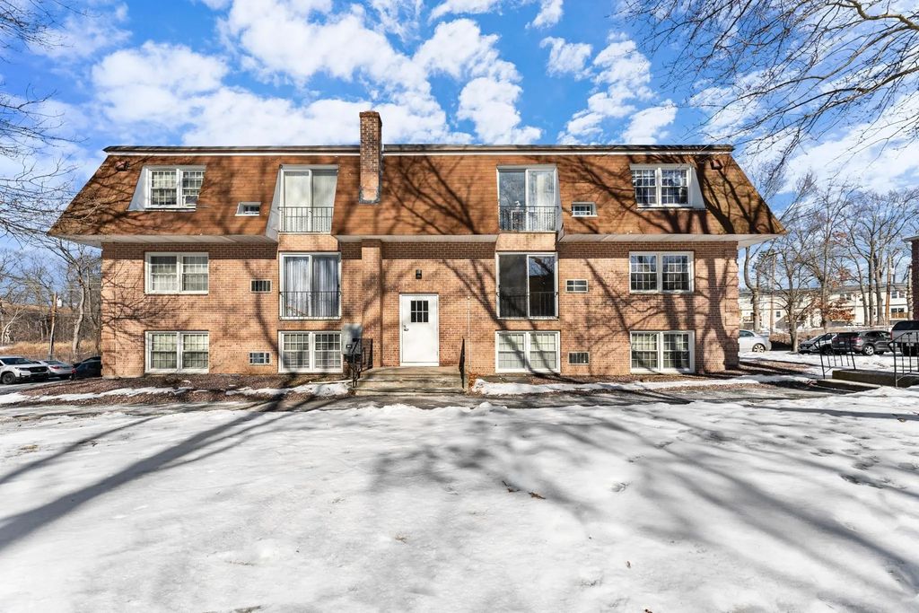 82 Boylston Ln #21, Lowell