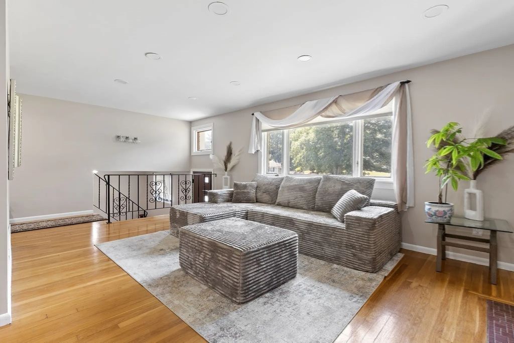 27 Lyman Rd, Framingham
