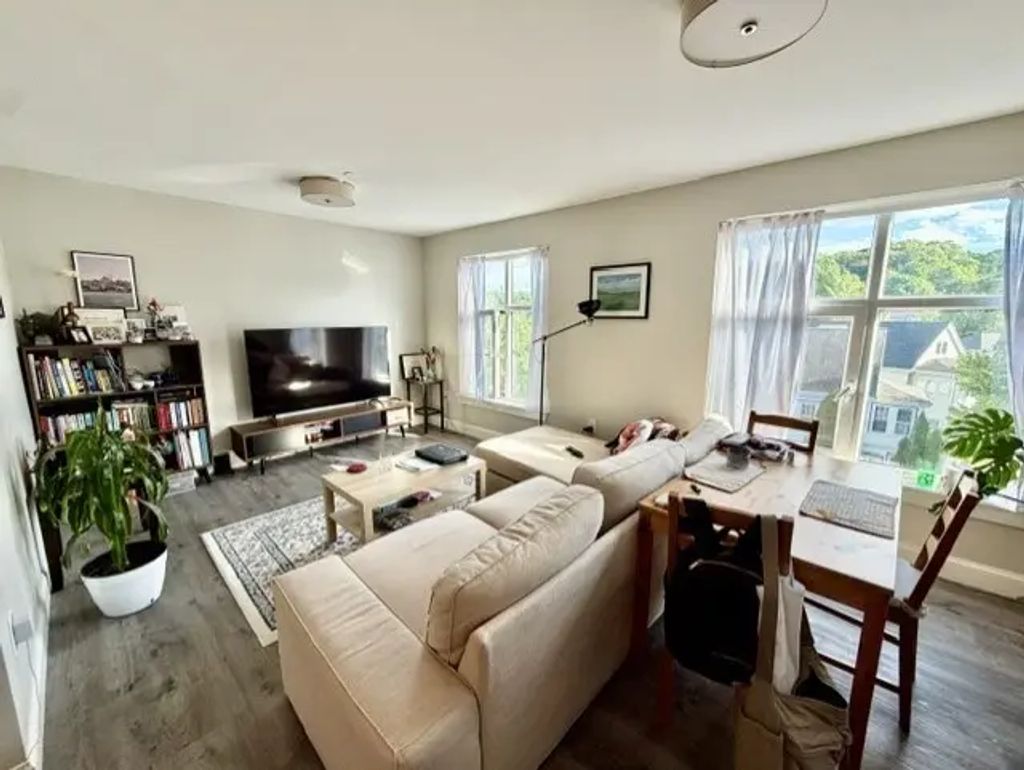 882 Massachusetts Ave #3d, Arlington