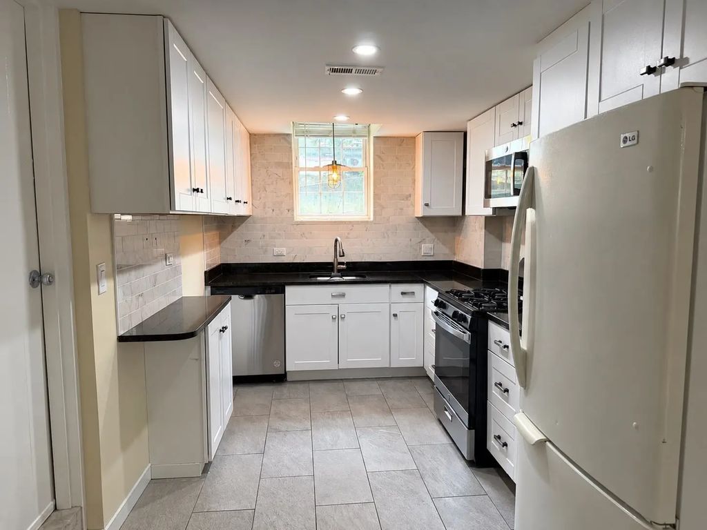 140 Lake Shore Rd #2b, Boston
