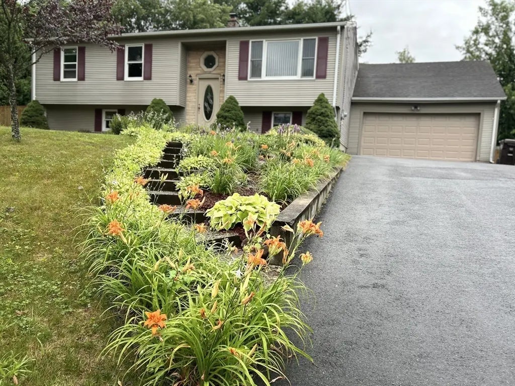 1085 North Street Ext., Agawam