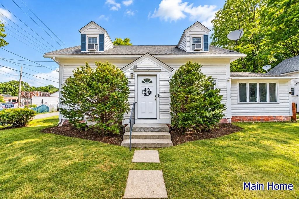 15-17 Pleasant St, Lunenburg
