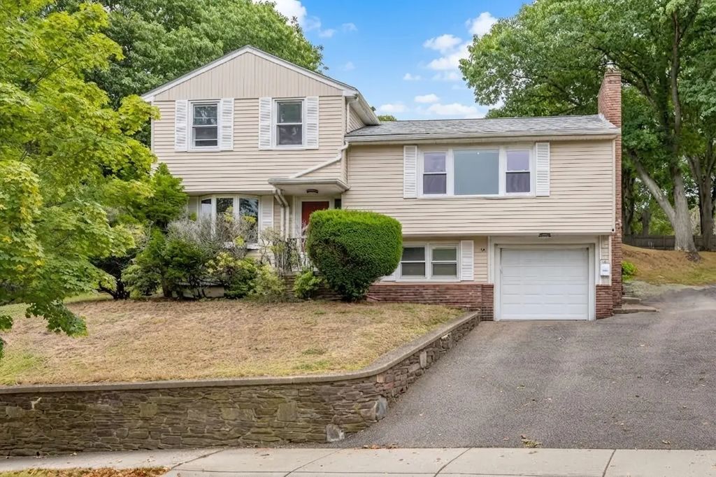 68 Faxon Ln, Quincy
