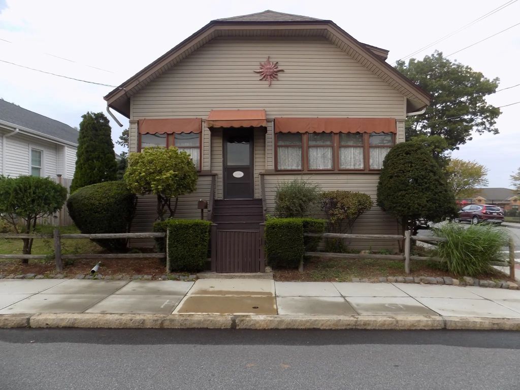 1346 President Ave., Fall River
