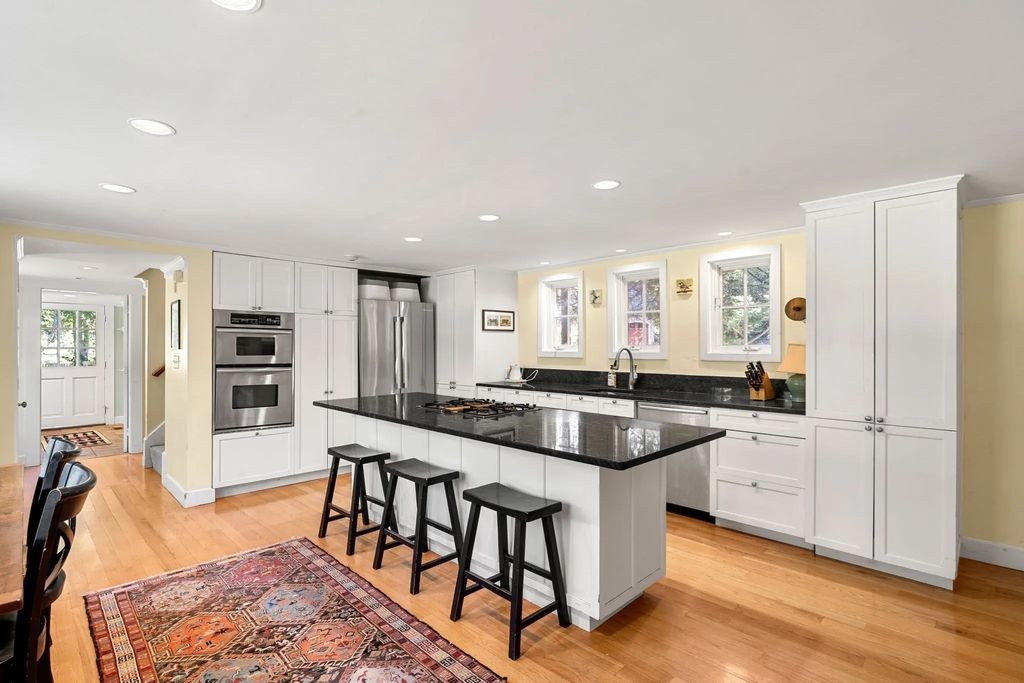 2 Sandy Pond Rd, Lincoln