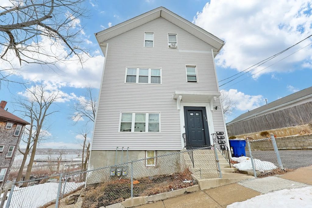 118 Maple St, Fall River