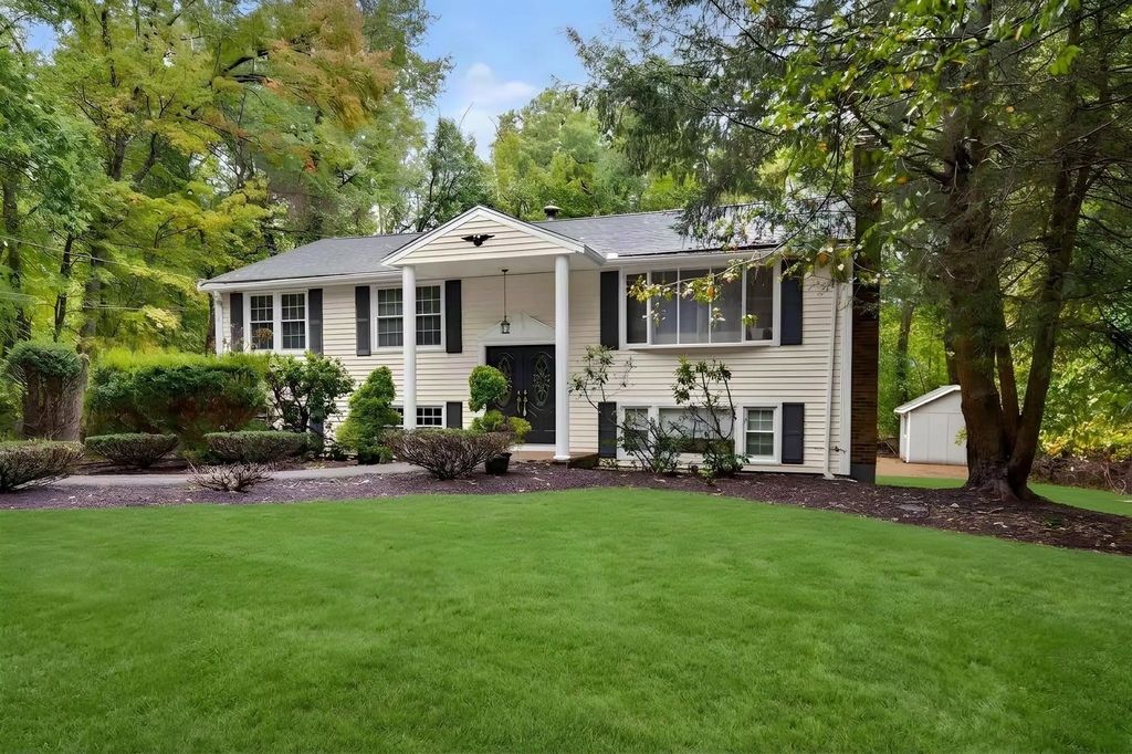 8 Allen Rd, Easton