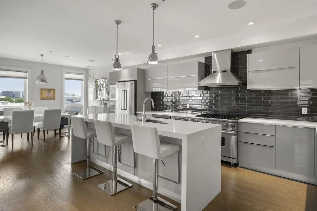407 W 1st St #302, Boston