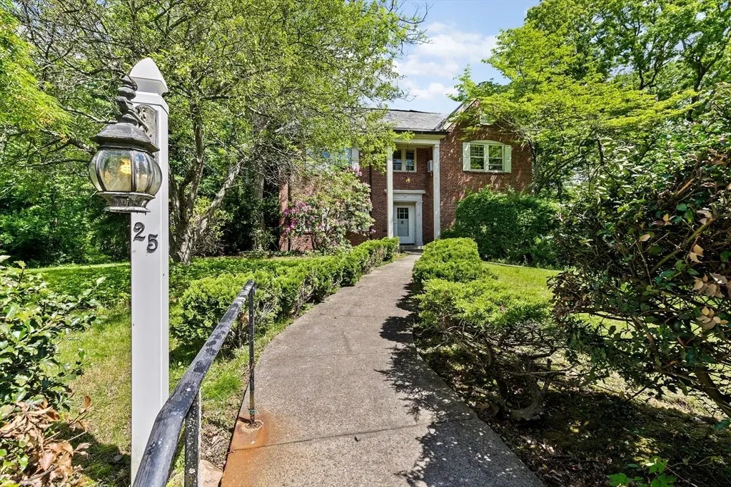 25 Hundreds Cir, Wellesley