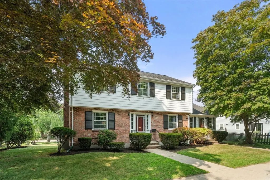 40 Cape Cod Ln, Milton