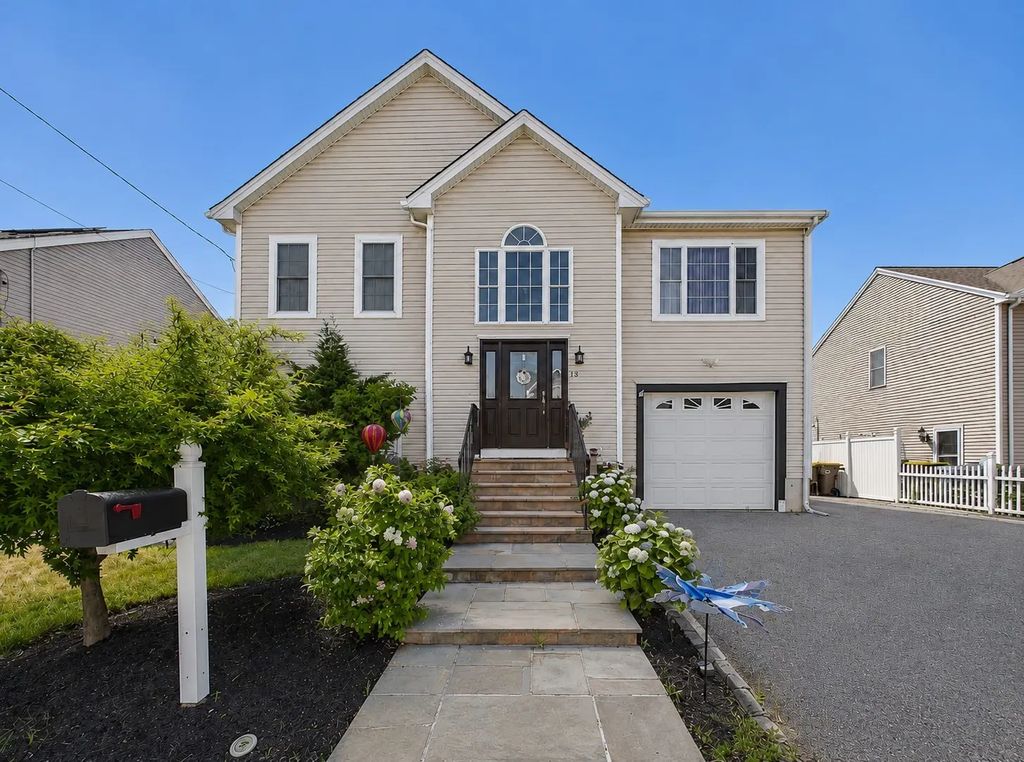 19 Abington Ln., Fall River