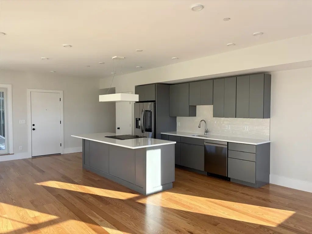 421 High St #308, Medford