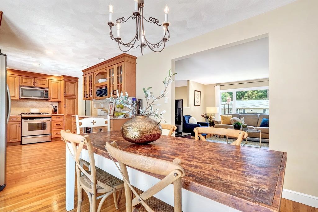 2 Town Line Rd, Burlington