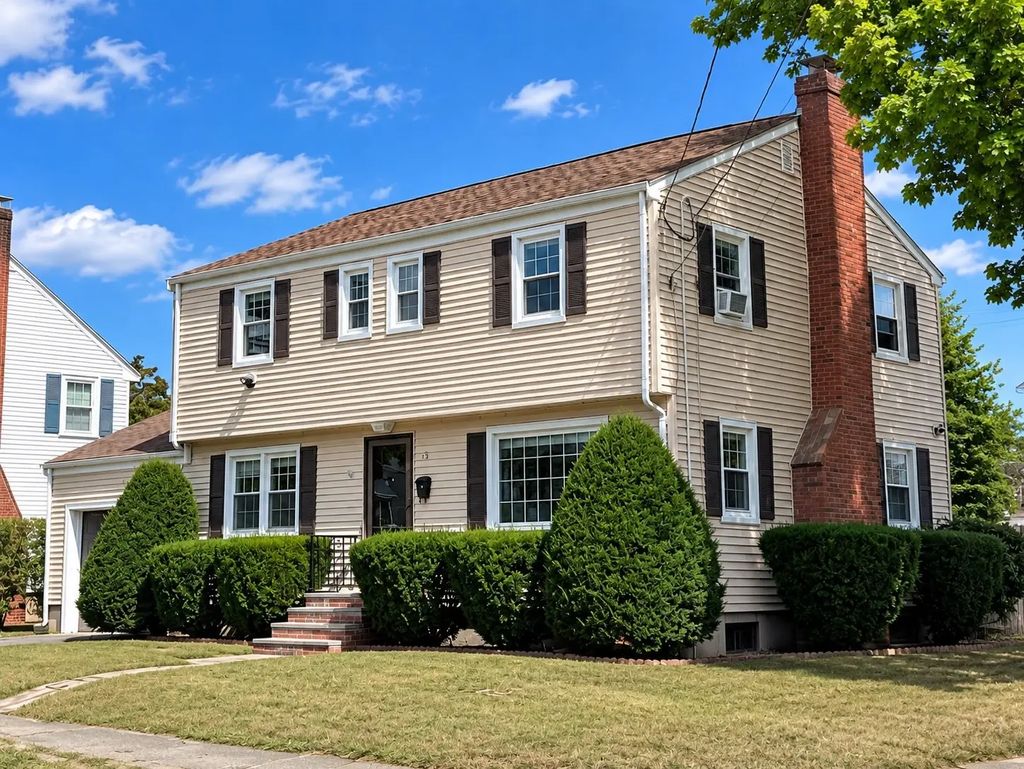 15 Puritan Rd, Beverly