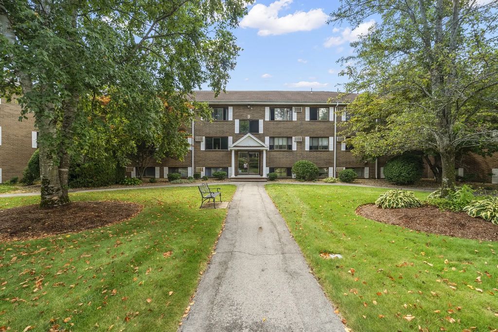 45 Macy St #303b, Amesbury