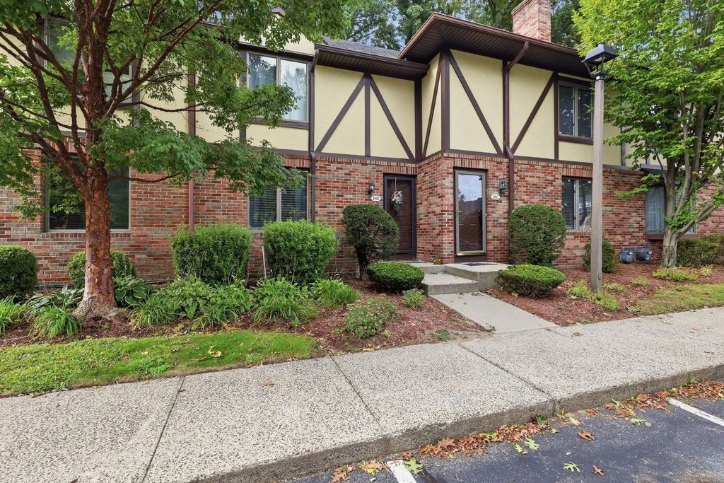 18 Mansion Woods Dr #c, Agawam