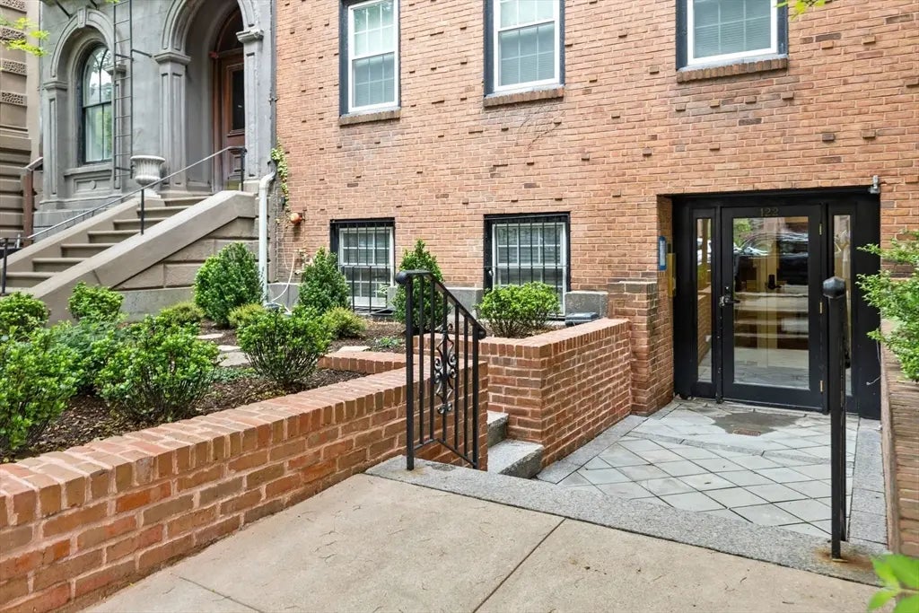 122 Beacon #6, Boston