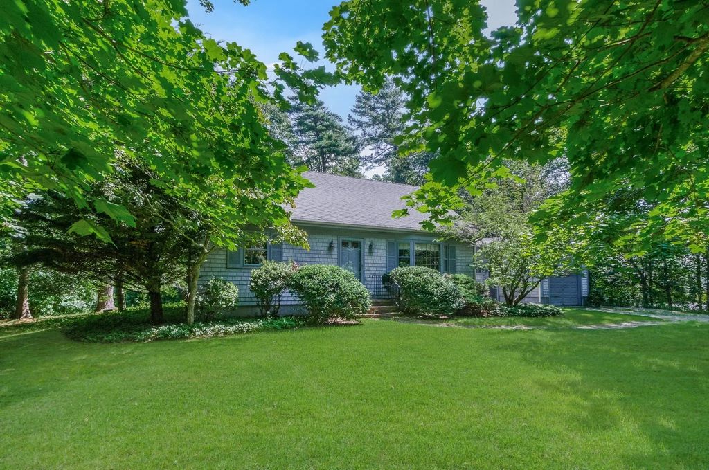 7 Tupola Ln, Mattapoisett