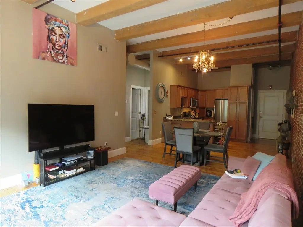 61 Market St #2b, Lowell