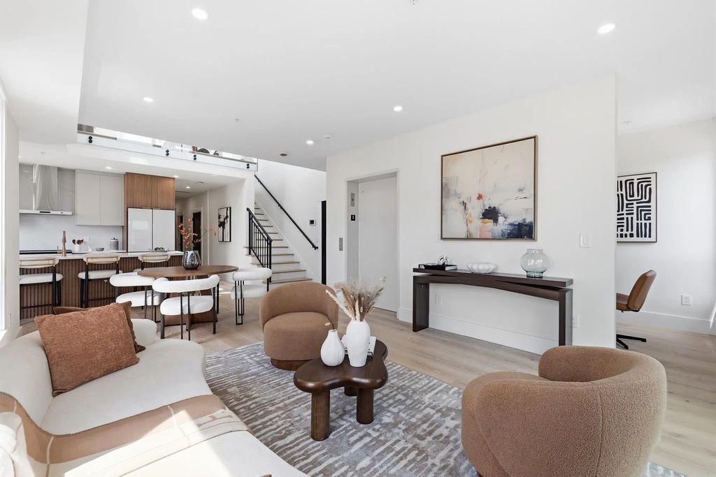 17 Holmes #ph1, Quincy