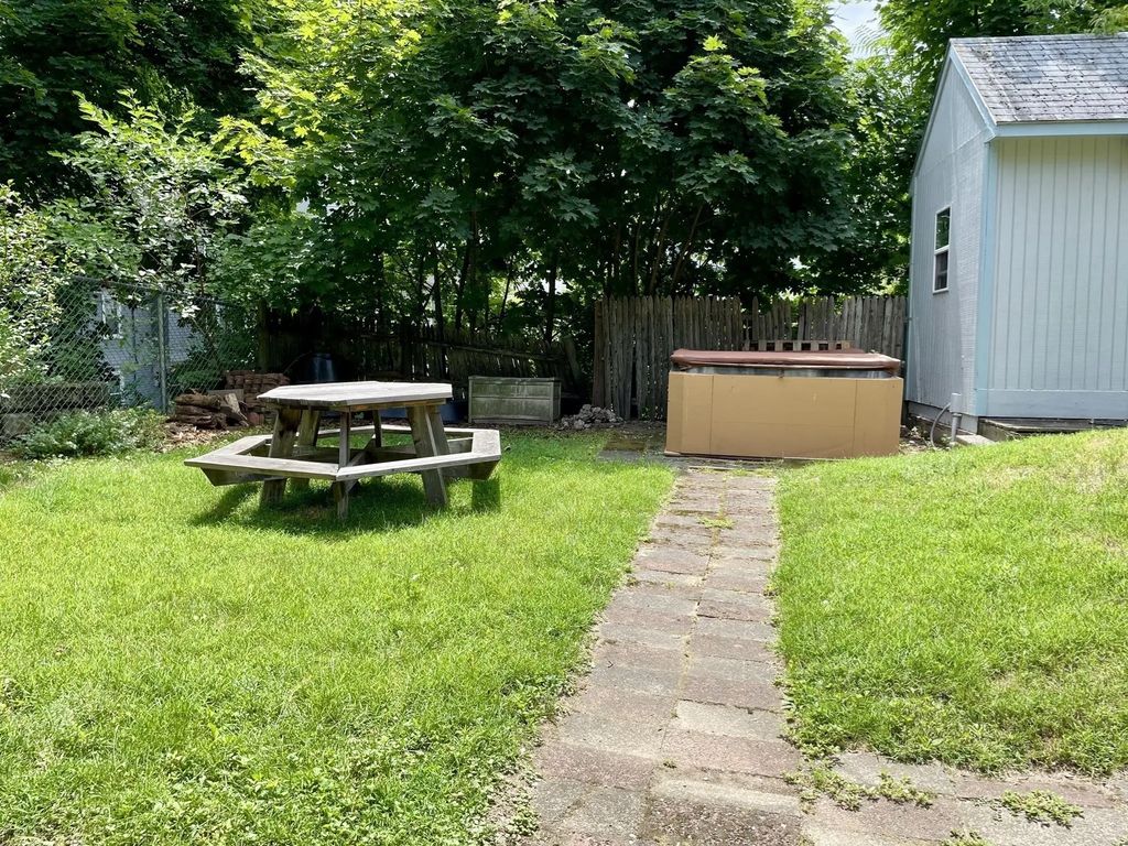 122 Westbourne Ter #b, Brookline