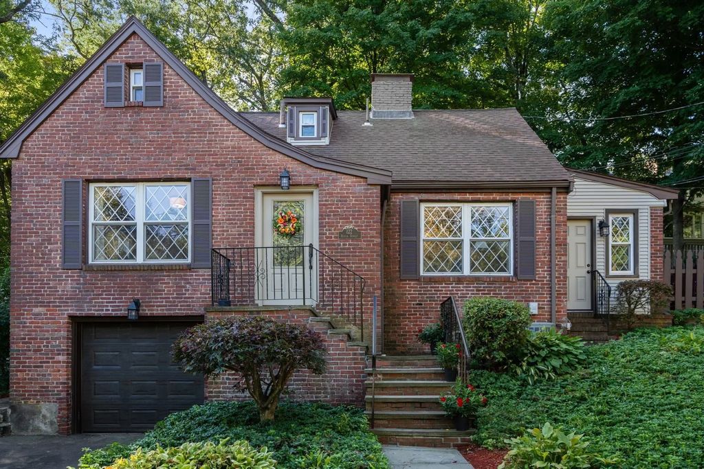 122 Austin St, Newton