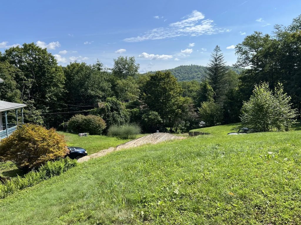 17 Blandford Hill Rd, Huntington