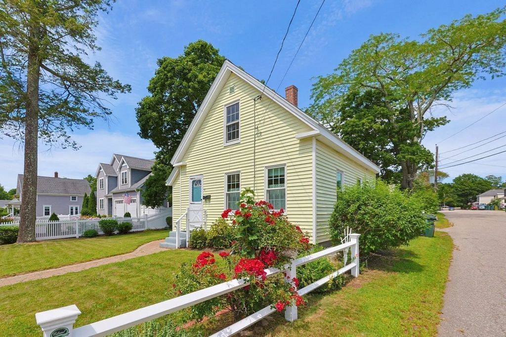 98 Pleasant St, Franklin