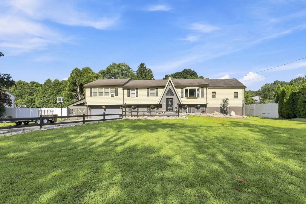 688 S West St, Agawam