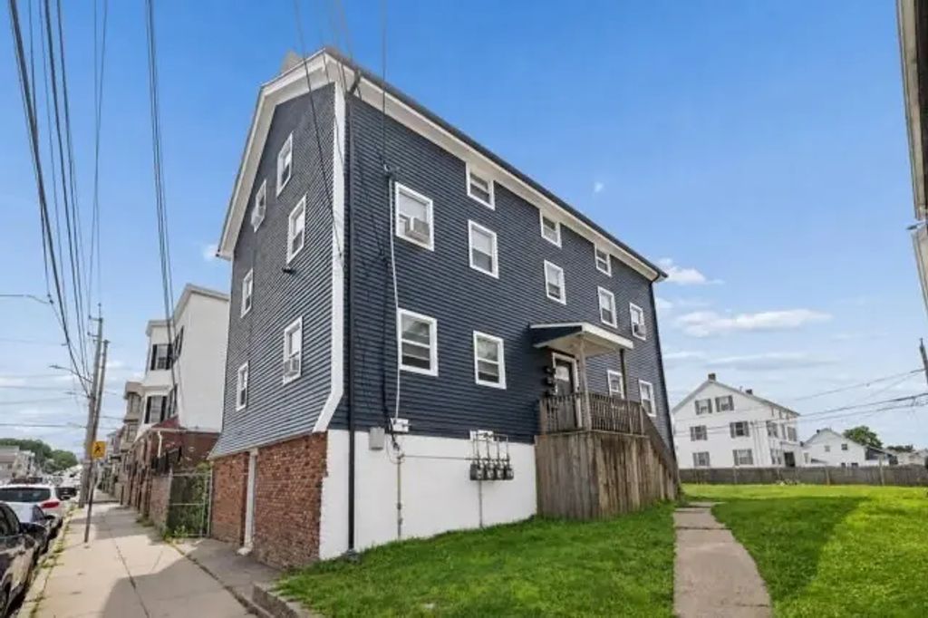 1081 Bedford St, Fall River