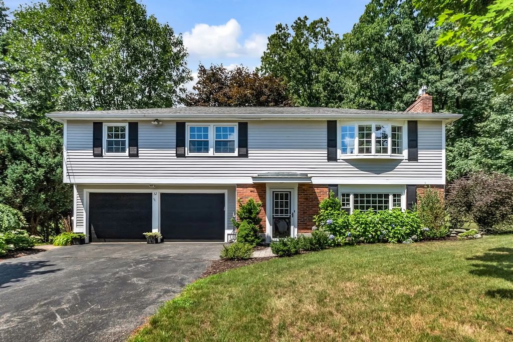 32 Briarwood Rd, Framingham
