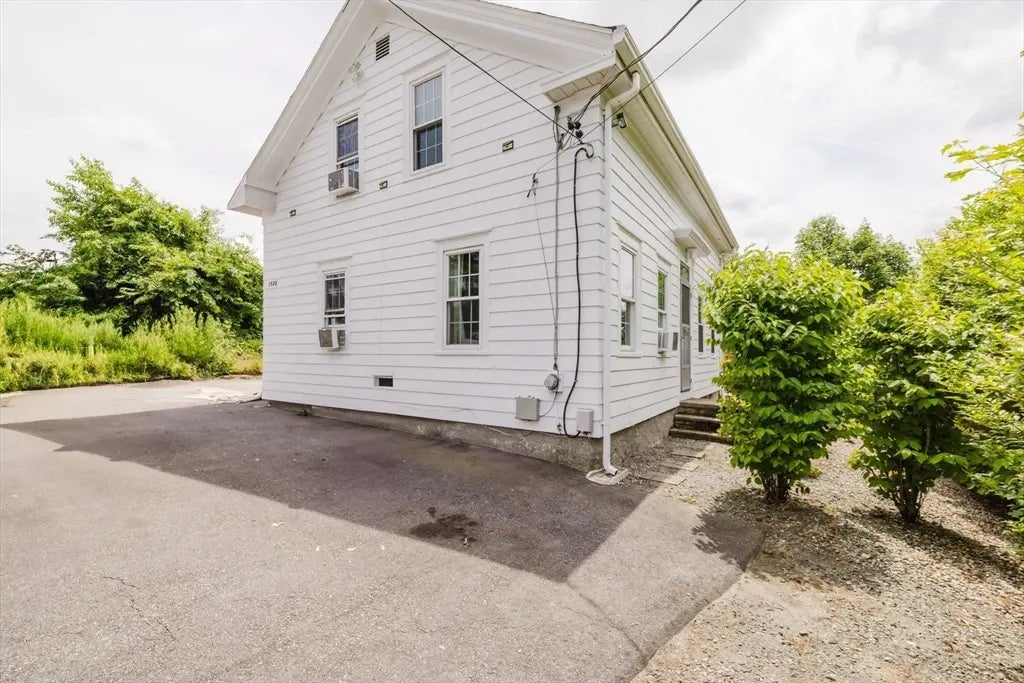 1586 Chalkstone Ave, Providence