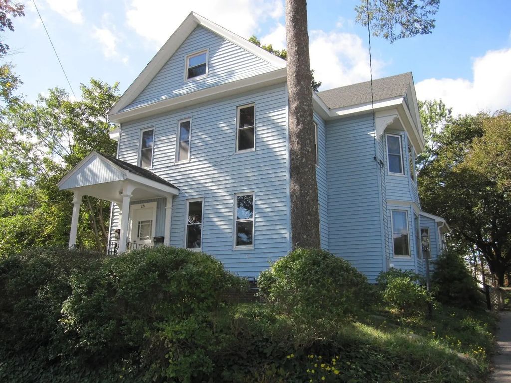 221 Arlington Street, Framingham