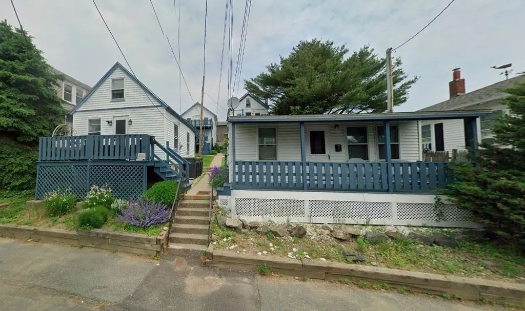 21 Siren St #a, Winthrop