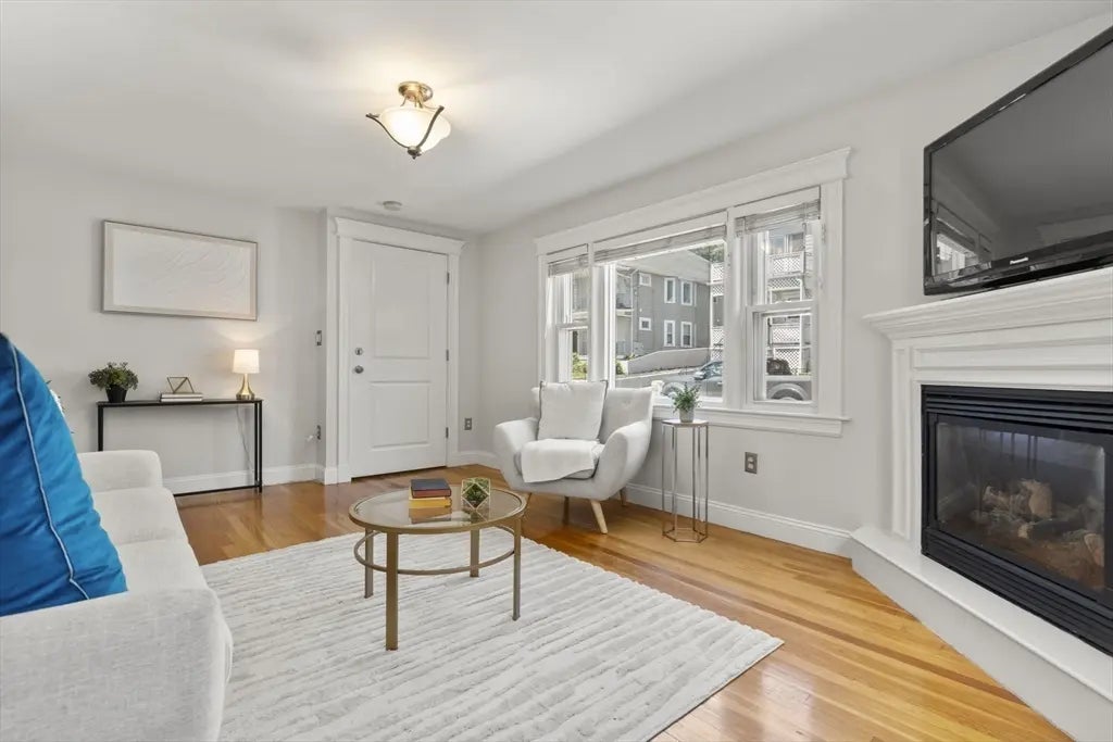 188 Gladstone St #1, Boston