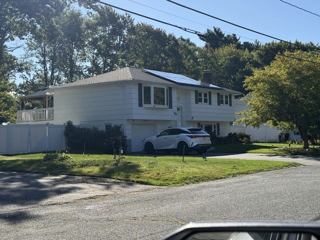 38 Rockland Dr, Brockton