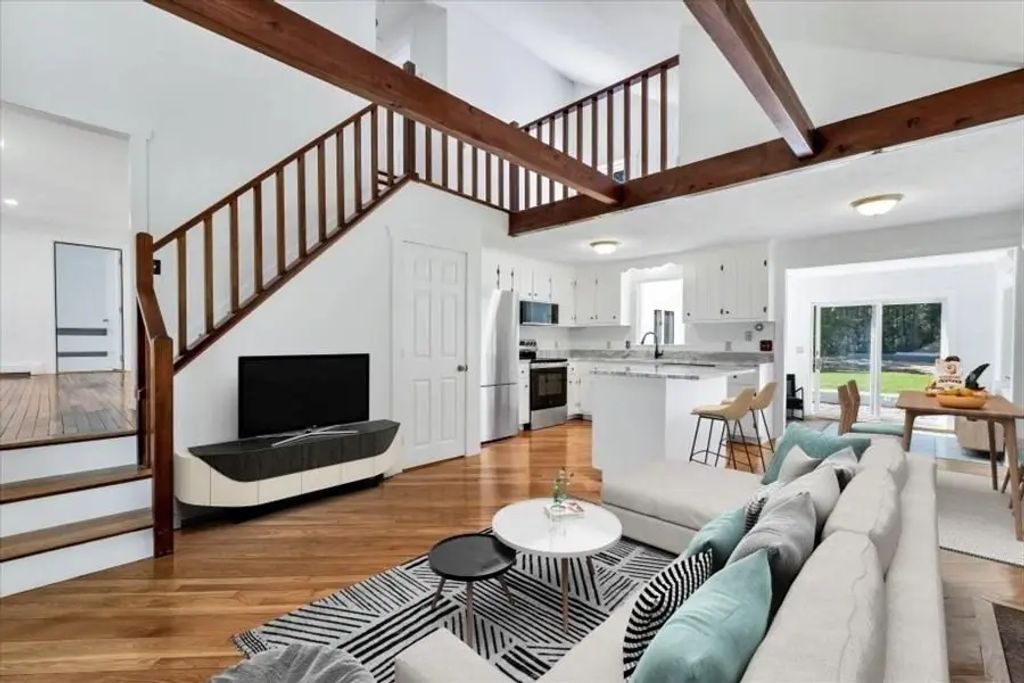 3 Viber Ln, Falmouth