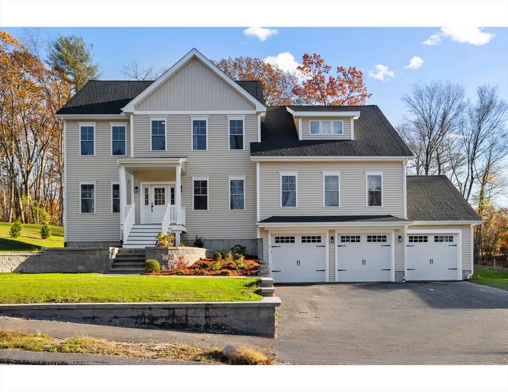 3 Colonel Rolls Dr, Westford