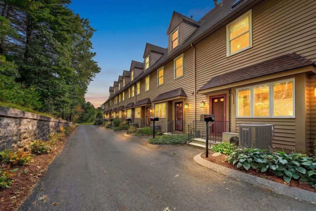 96 Sweetwater Ave #9, Bedford