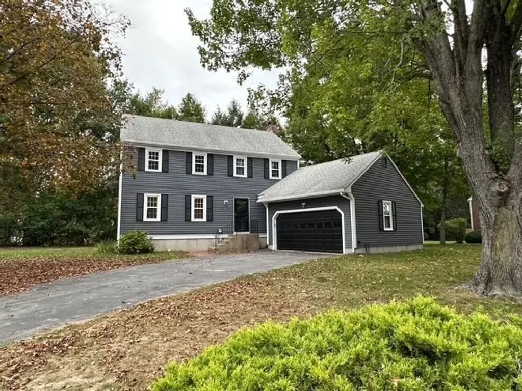23 Kings Row Ln, Framingham