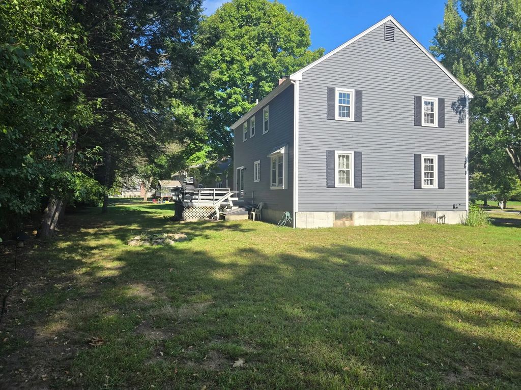 23 Kings Row Ln, Framingham