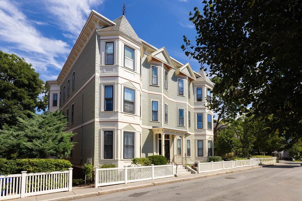 38 Linden St #4, Brookline