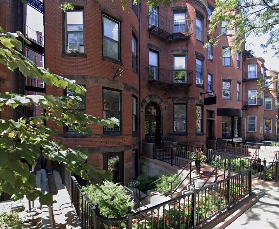 301 Newbury St #4, Boston