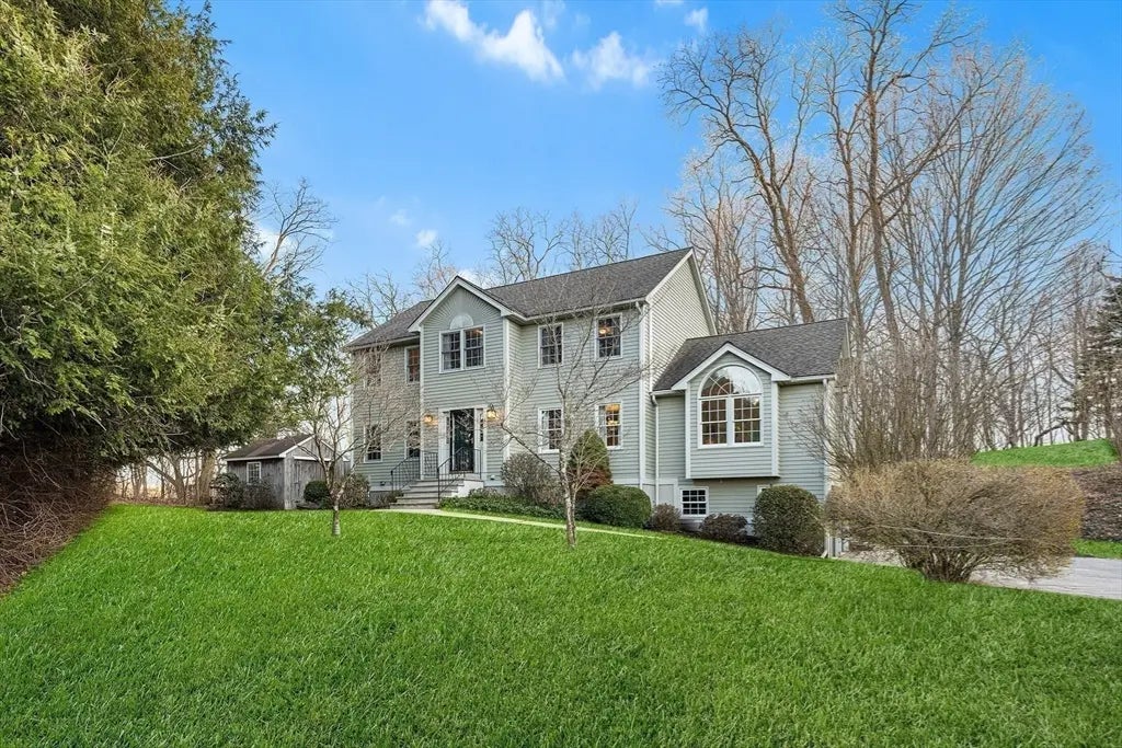 4 Barberry Ln, West Newbury